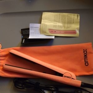 Amika hair straightener